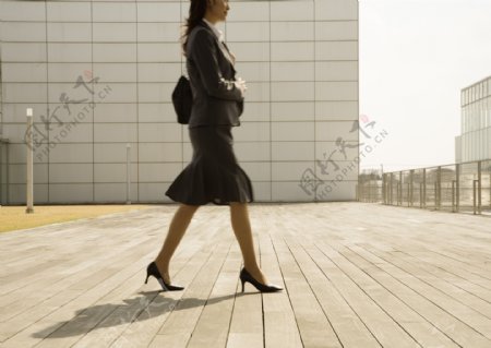 穿高跟鞋的商务女性图片