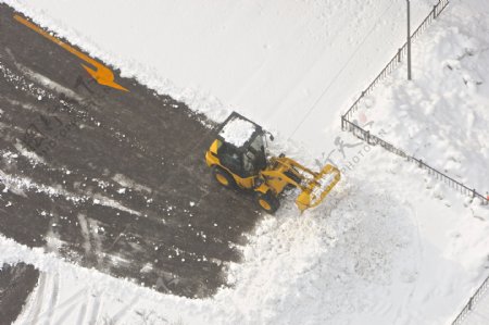 正在公路清雪的推雪机图片