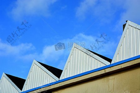 蓝天下的三角形屋顶