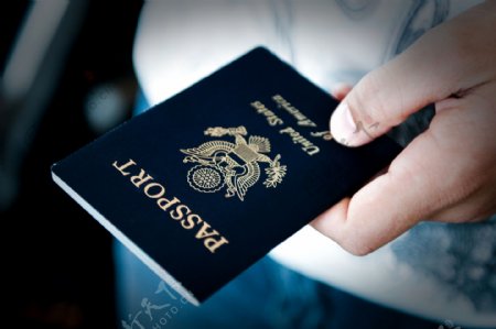 手中的护照图片
