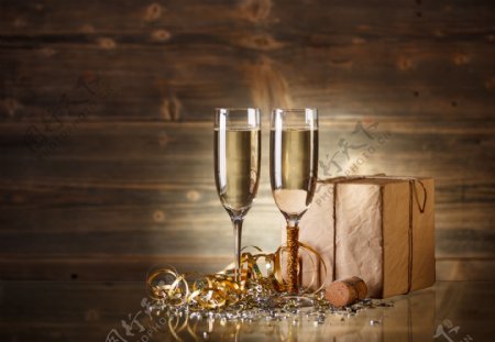 圣诞礼物与香槟图片