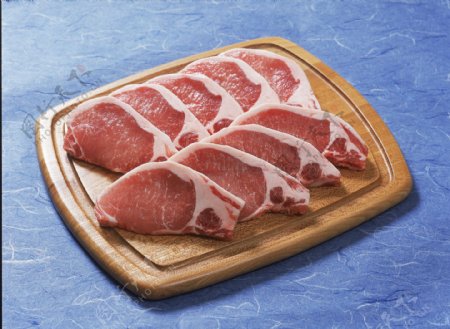 木板上的鲜肉图片