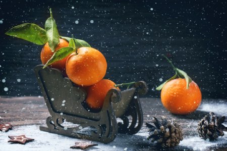 木板上的橘子与松塔