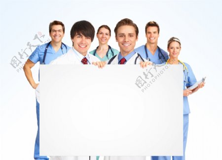 拿着空白纸板的外国医生图片
