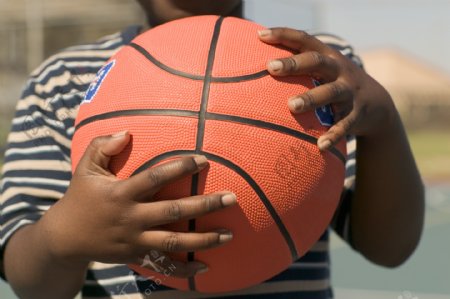 抱着篮球的小男孩图片