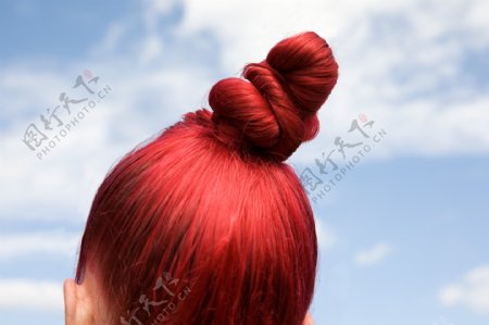 红色头发女人图片