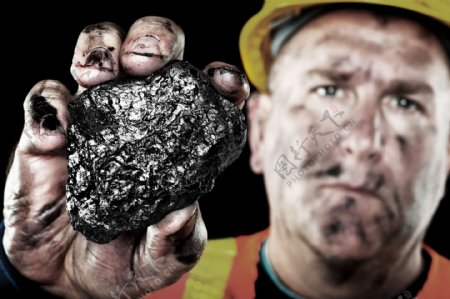 拿着煤块的煤矿工人