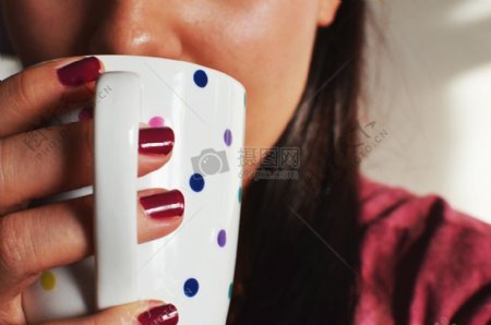 女人咖啡杯保温杯喝茶早上热饮料