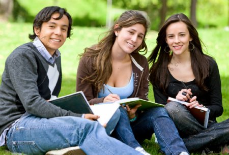 坐在草坪上的外国大学生图片