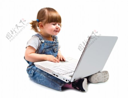 打电脑的小女孩图片