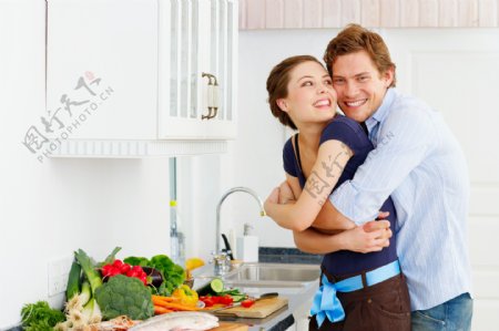 厨房里的情侣图片