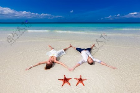 躺着沙滩上的情侣和海星图片
