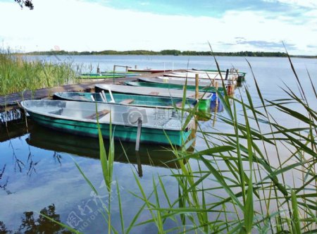 湖岸停泊的渔船