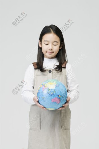 手捧着地球仪的可爱女孩图片