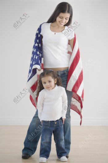 身披国旗的妈妈与小女孩图片