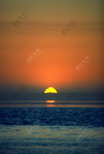 黄昏时的海面风景图片
