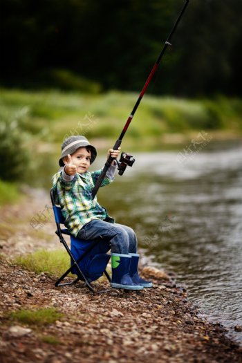 正在钓鱼的男孩图片