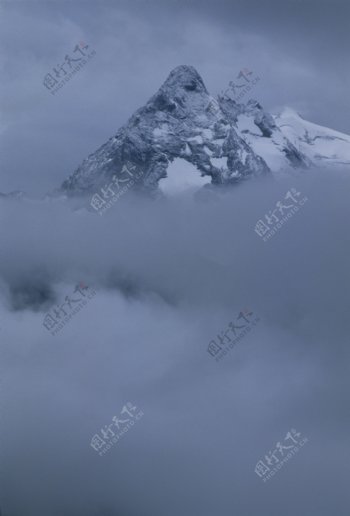 灰色天空与雪山图片图片