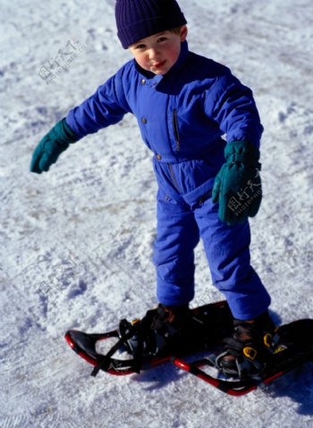 正在滑雪的小男孩图片