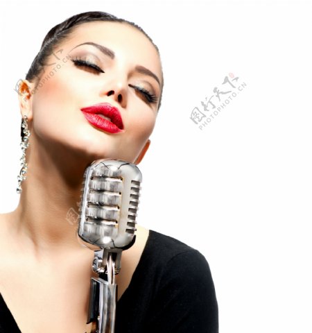 唱歌的外国美女歌手图片