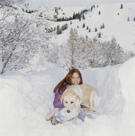 雪地上的美女与狗图片