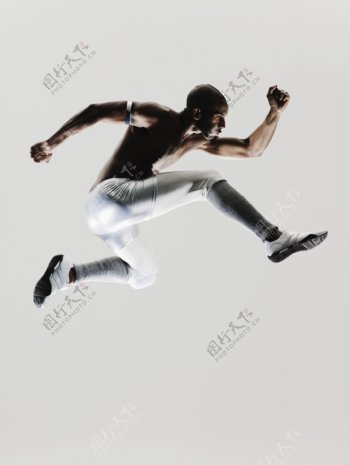 正在奔跑的男运动员图片