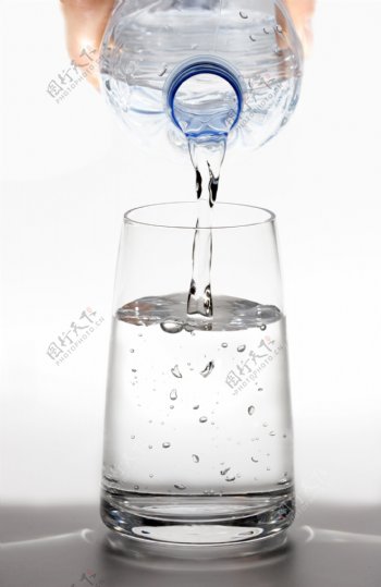 矿泉水与玻璃杯