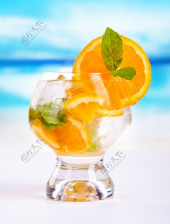 玻璃杯里的橙子片