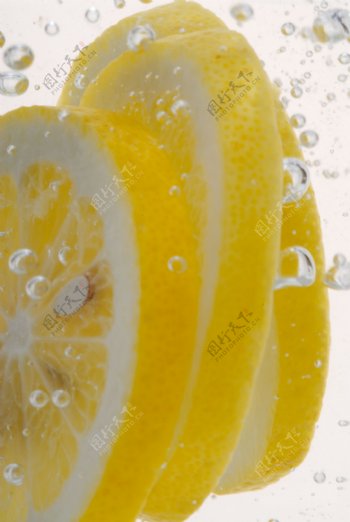水里的柠檬片特写图片