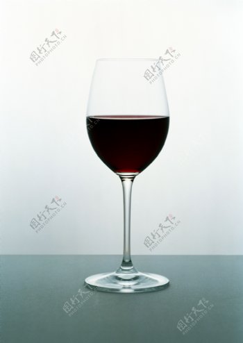 一杯红酒特写图片