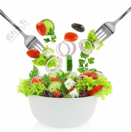 叉子下的蔬菜沙拉图片