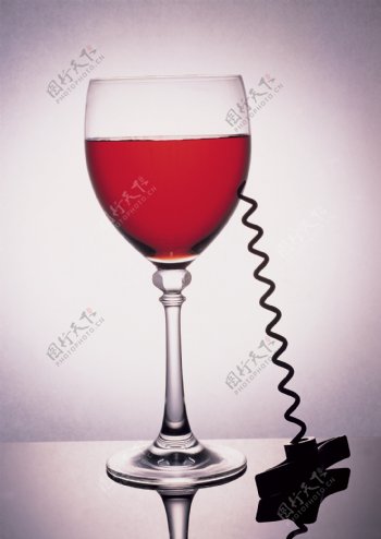 红酒与开瓶器特写图片图片