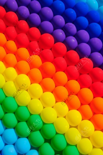 排列整齐的彩色小球图片