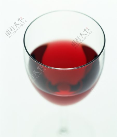 转满红酒的杯子俯视图图片图片