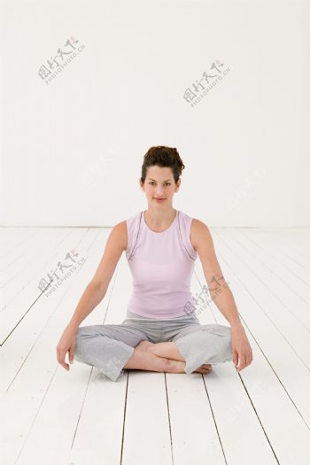 坐着休息的体育女人图片