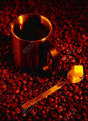 咖啡与咖啡豆特写图片