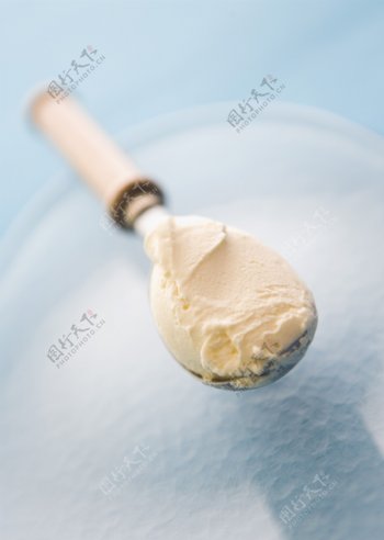 勺子里的冰淇淋图片