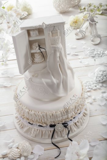 洁白的婚礼蛋糕图片