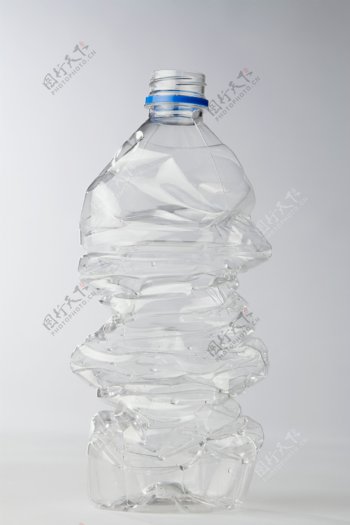 挤压的塑料瓶子特写图片