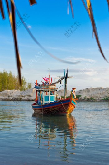 湖泊上的小船