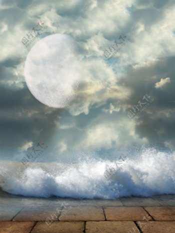 云层中的月亮