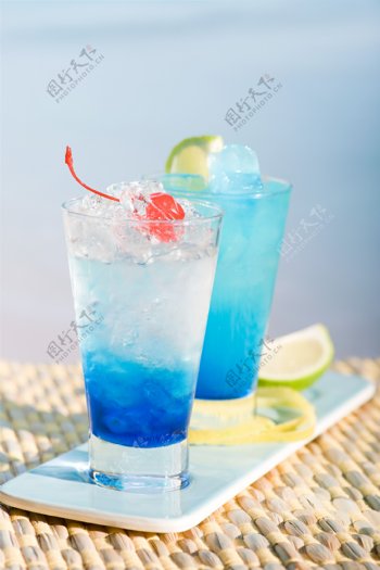 杯子内的蓝色饮料图片