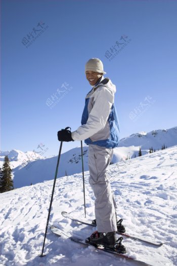 准备滑雪的男人图片