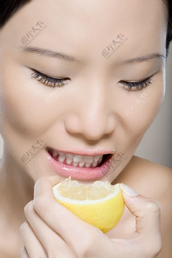 美女吃柠檬图片