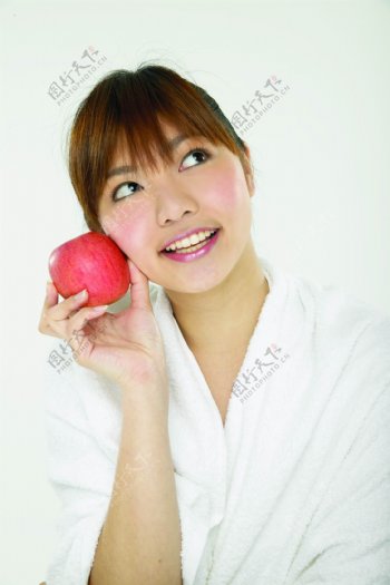 手拿苹果的健康美女图片