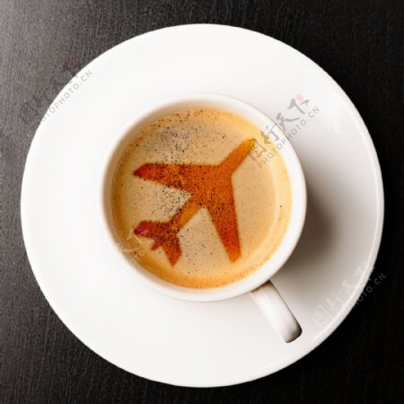 咖啡杯里的飞机图形图片