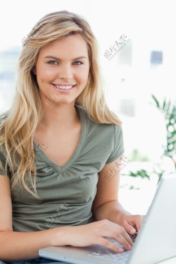 操作电脑的外国美女图片