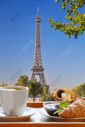 菲尔铁塔下的咖啡与面包图片