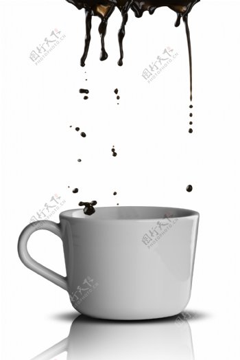 杯子溅起的咖啡图片