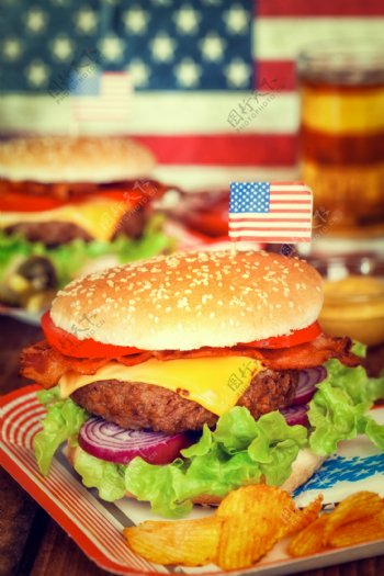 插着美国国旗的汉堡图片